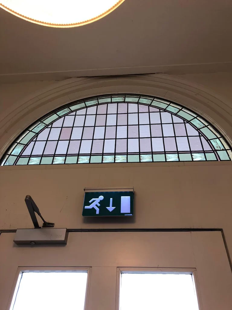 foto glas in lood boven uitgang