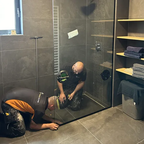 Hardglazen douchewand gemonteerd met por