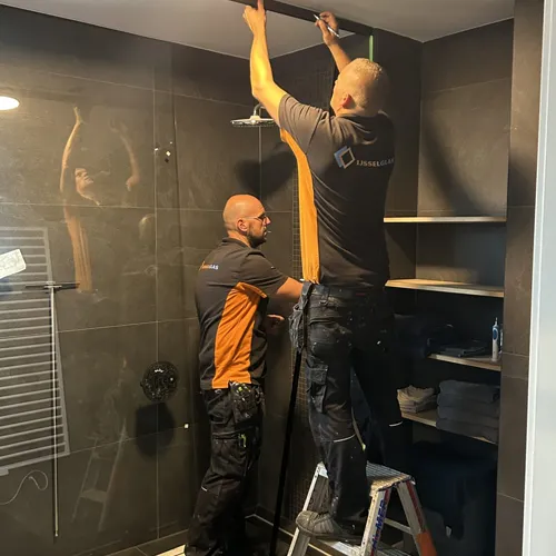 Hardglazen douchewand voorzien van antikalk-laag