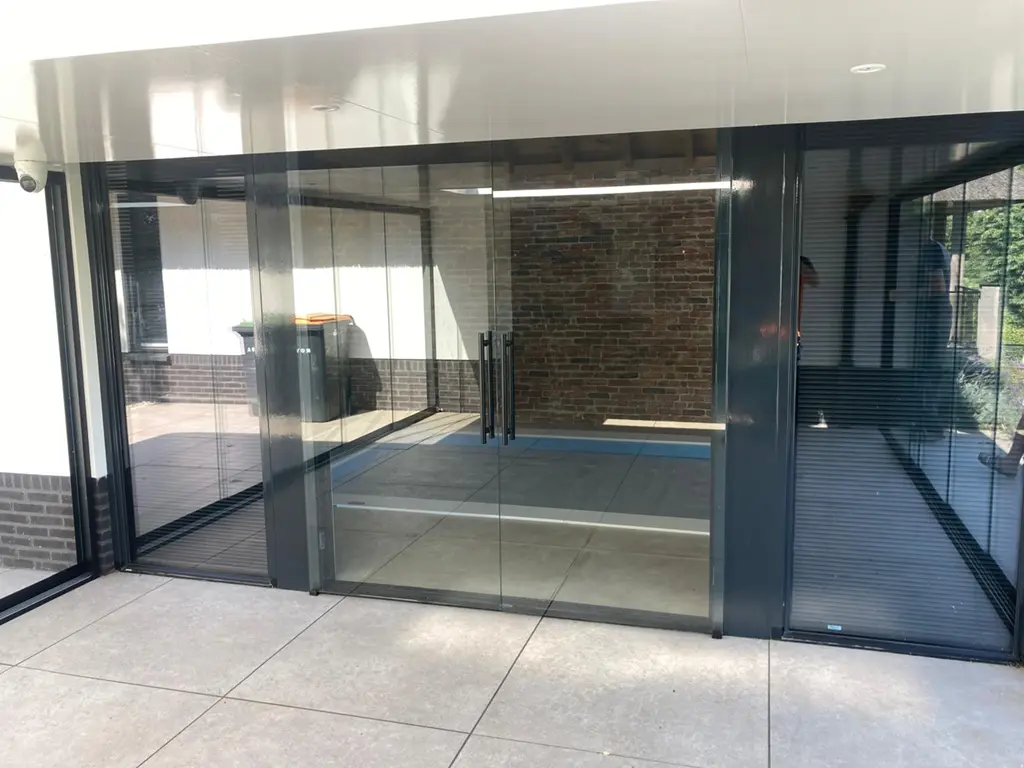 Glazen schuifwanden in Wijhe met dubbele schuifdeur