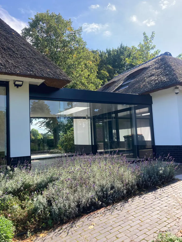 Nieuwe leefruimte met comfort en beschutting door glas