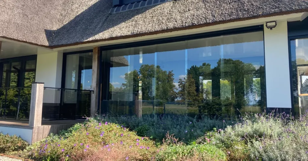 Lichte en open leefruimte dankzij glazen schuifwanden