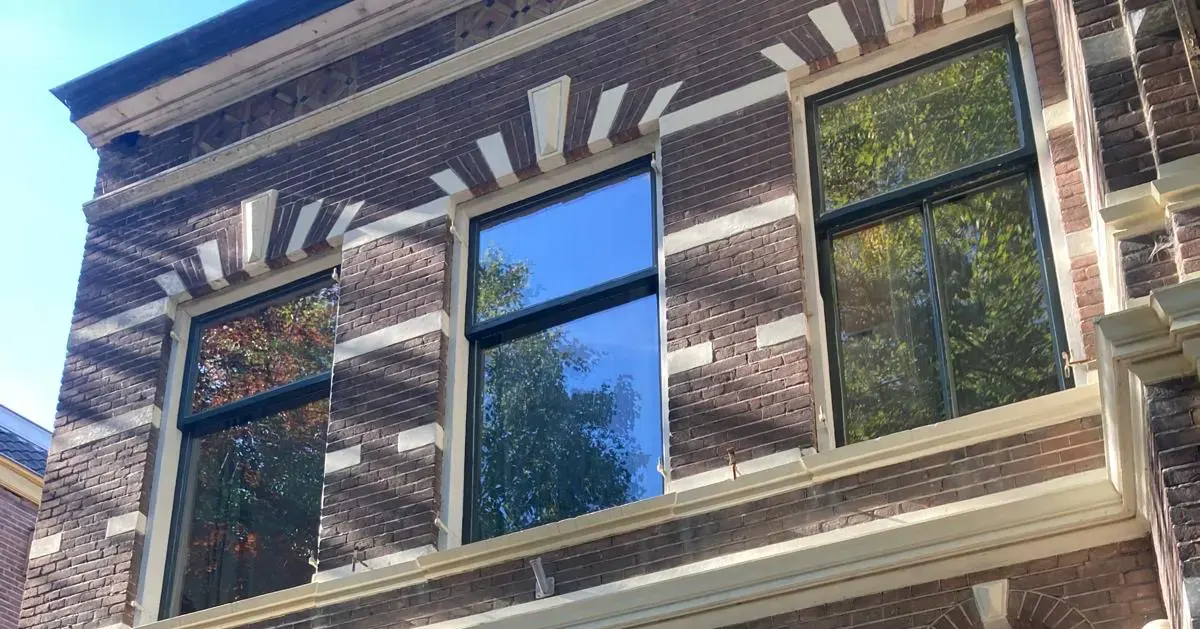 Vooraanzicht van het historische gebouw