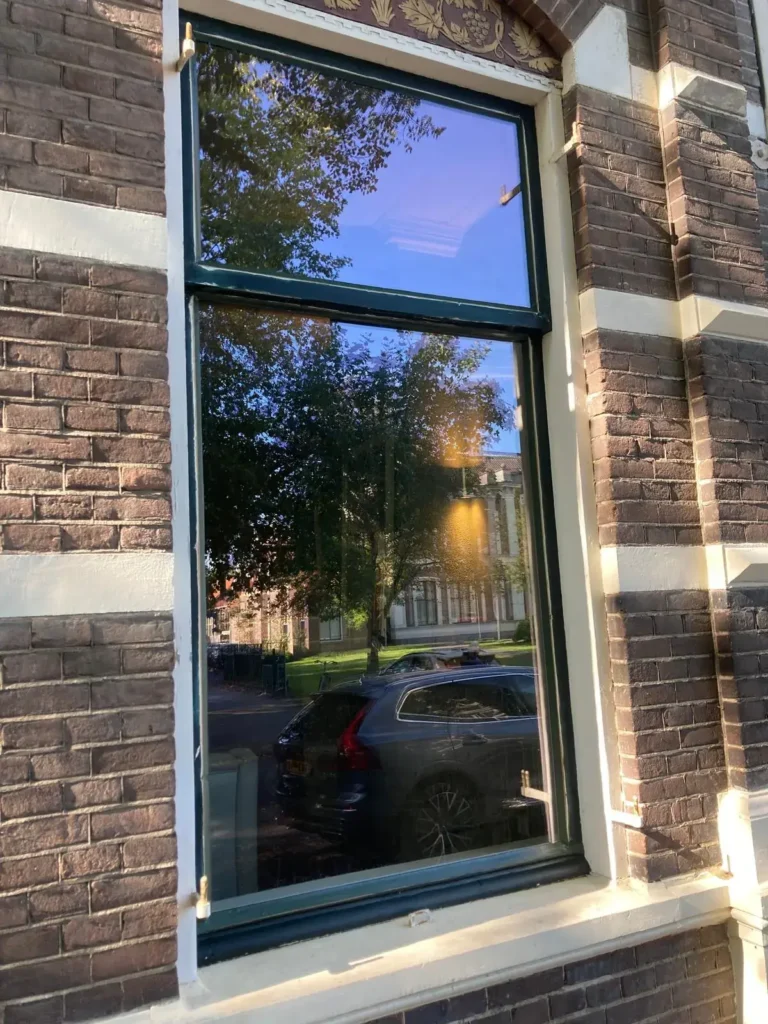 Exterieur met monumentaal isolatieglas dat het karakter van het pand behoudt