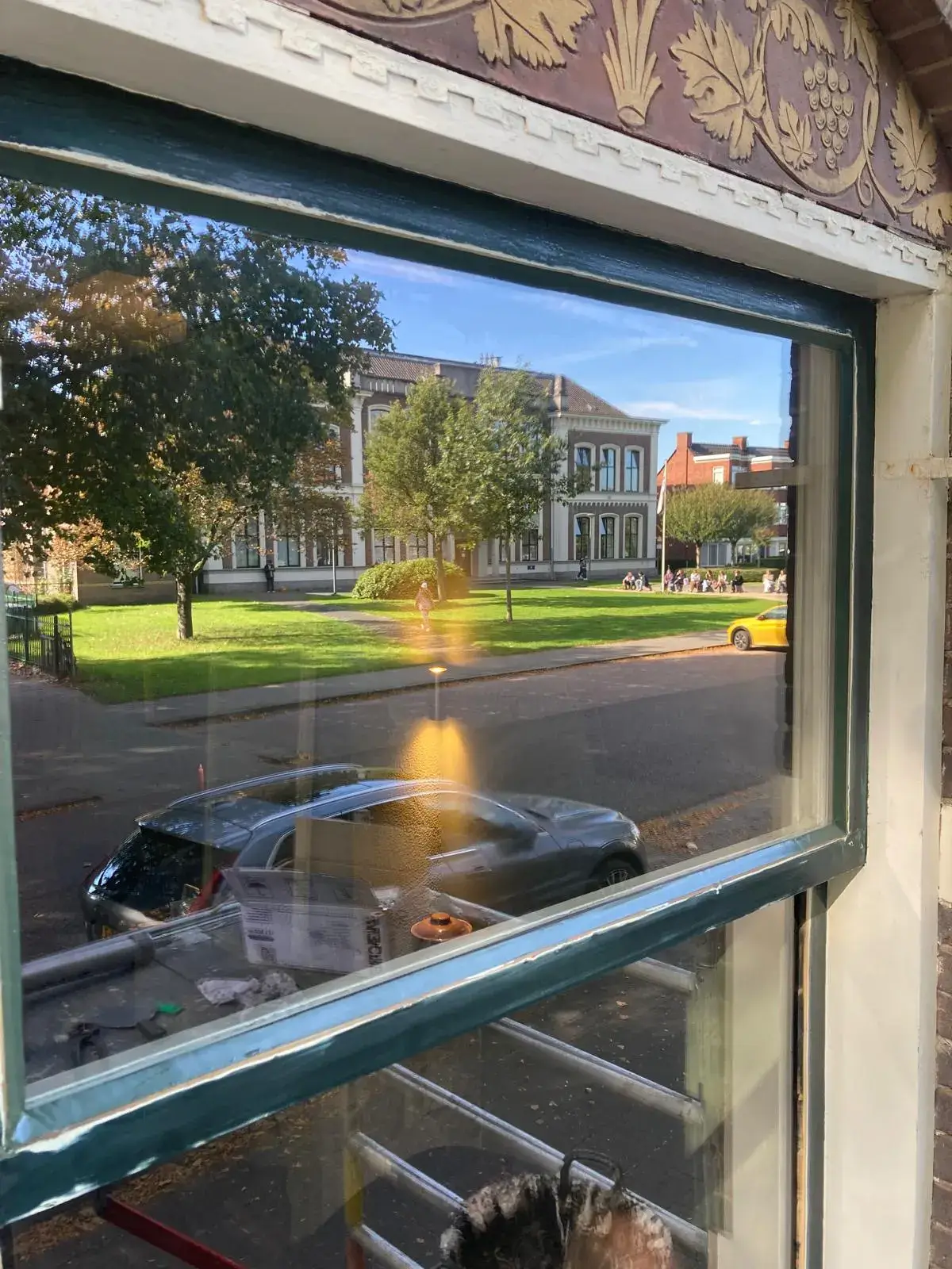 Exterieur met nieuwe isolerende beglazing in monumentale gevel