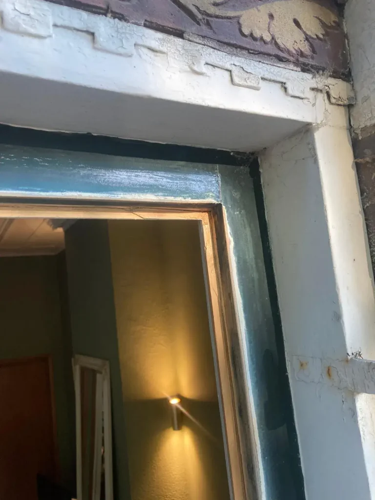 Uitzicht vanaf buiten met authentiek kozijn en vervangen enkelglas