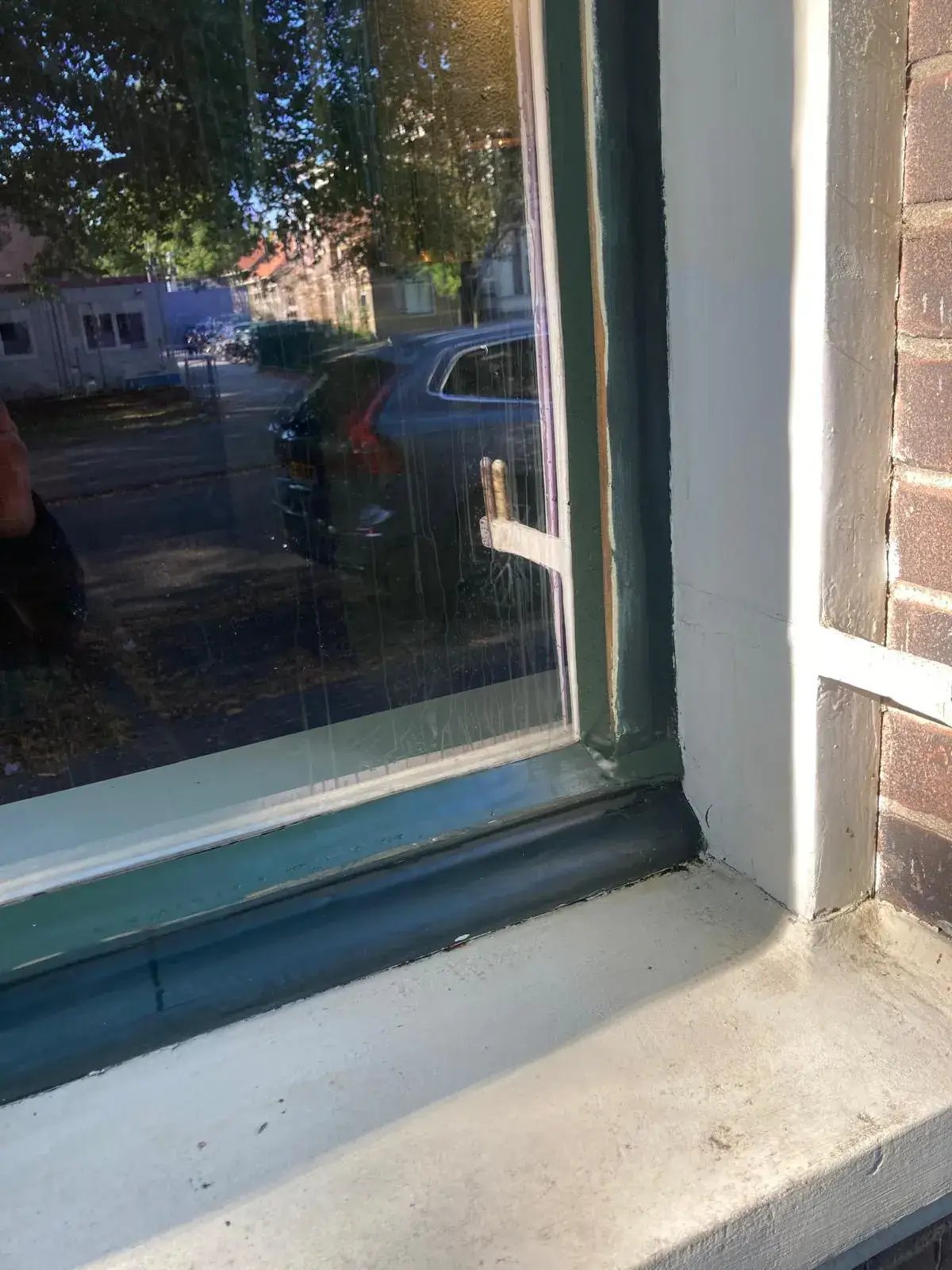 Detail van het elastische stopverfvervanger rond nieuw monumentenglas